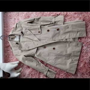 Premium woman‘s wind coat and sleeveless garment